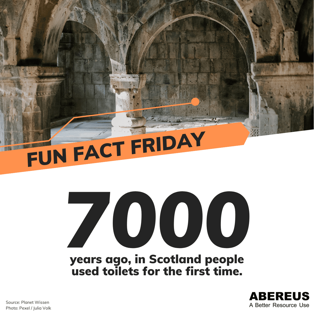 Auf dem Bild ist ein Foto mit antikem Gemäuer. Darunter steht das die älteste Toilette mit Wasserspülung 7000 Jahre alt ist.