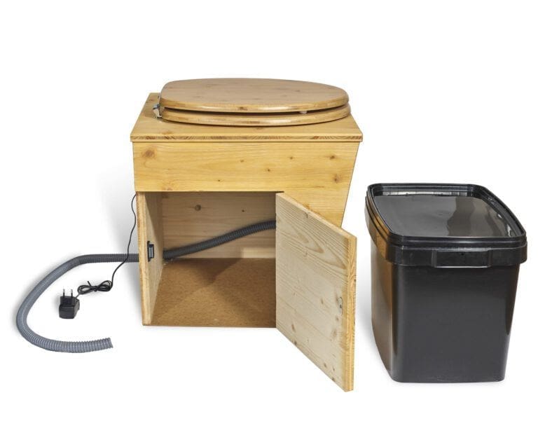 Das TTC HOLZ "LINKS" mit mit dem Fäzesbehälter daneben und einer offenen Entnahmeöffnung