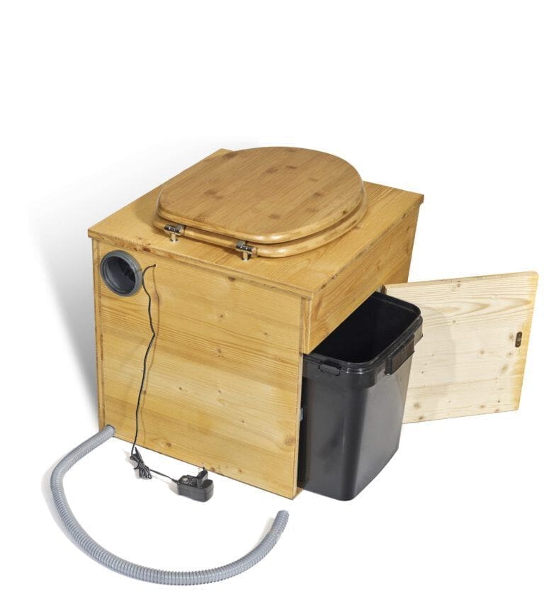 Das TTC HOLZ "LINKS" von hinten, mit einer offenen Entnahmeöffnung und der Fäzesbehälter im Toilettenstuhl