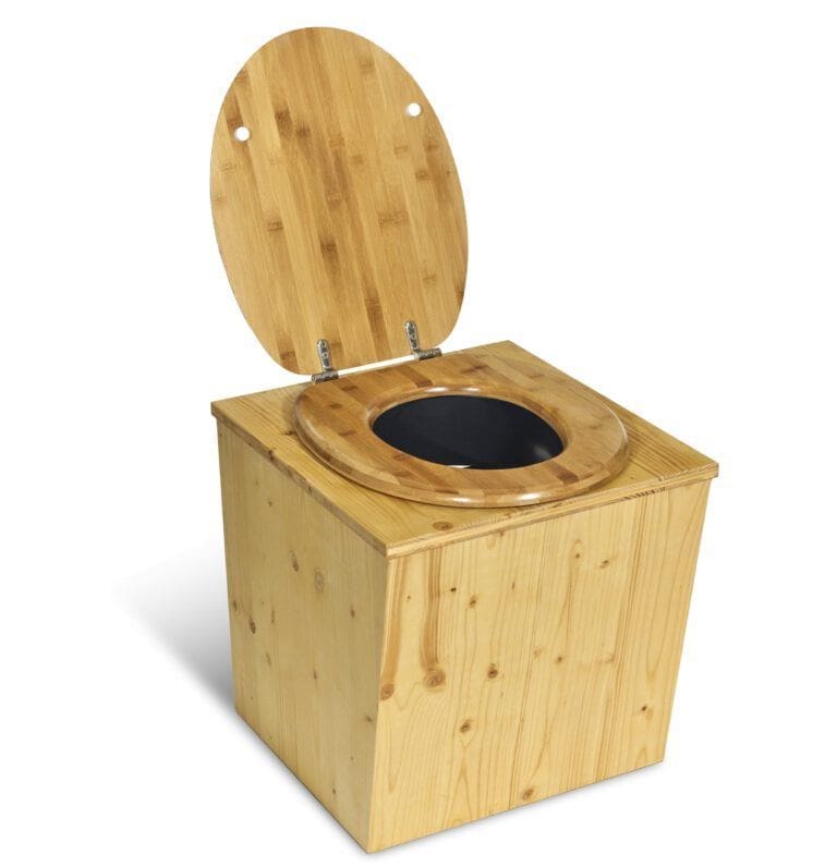 Die TTC HOLZ-Toilette mit ihrer natürlichen Holzoberfläche und ihrem schlichten, kastenförmigen Design mit offenem Deckel ist perfekt für den umweltfreundlichen Gebrauch.