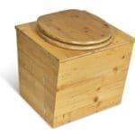 Die TTC HOLZ-Toilette mit ihrer natürlichen Holzoberfläche und ihrem schlichten, kastenförmigen Design mit geschlossenem Deckel ist perfekt für den umweltfreundlichen Gebrauch.