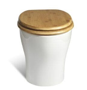 Das TTC MINERAL ist eine Trockentrenntoilette mit einem weißen, runden Toilettenstuhl und einem glatten, hellen Holzdeckel, der elegant darauf sitzt. Sein dezent verjüngtes Design hebt sich von einem schlichten Hintergrund ab.