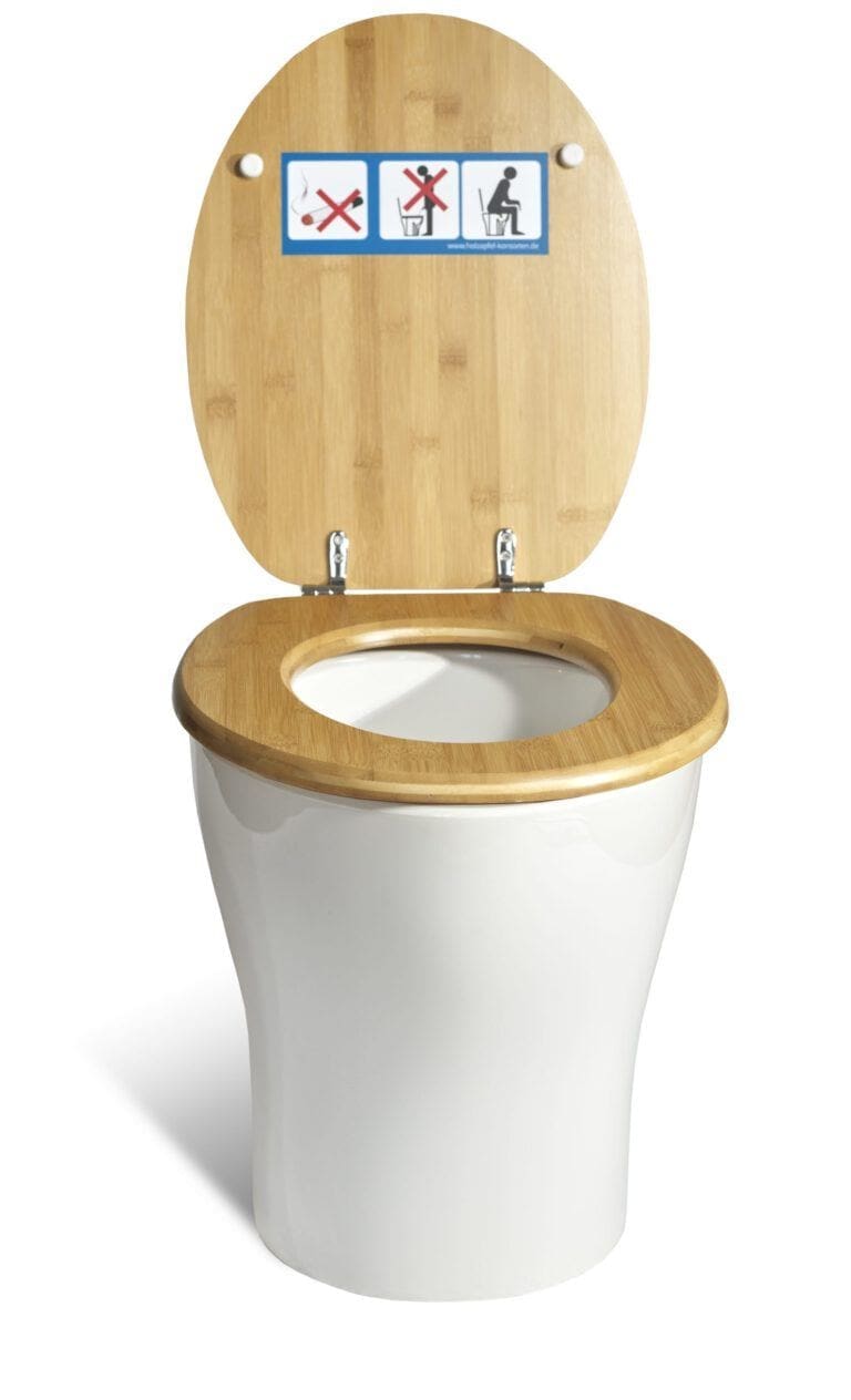 Auf dem Foto ist ein TTC MINERAL mit einem offenen Toilettendeckel zu sehen. Auf der Deckelinnenseite ist eine Bildererklärung für die Nutzung aufgeklebt. Der Toilettenstuhl ist das Herzstück unserer Produkte.