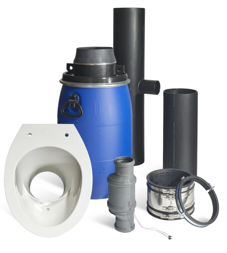 Auf dem Bild sind verschiedene Einzelteile für eine Trockentrenntoilette abgebildet. Es ist Kombination aus TTC MINERAL und TTB DUO-Teilen.