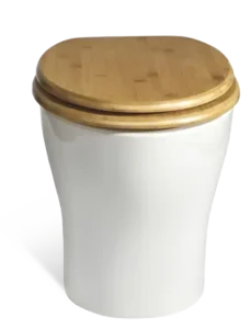 Der TTC MINERAL ist ein weißer, runder Toilettenstuhl mit einem glatten, hellen Holzdeckel, der elegant darauf sitzt. Sein dezent verjüngtes Design hebt sich von einem schlichten Hintergrund ab.