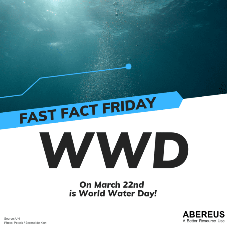 Luftblasen steigen im Wasser auf. Die Sonne scheint ins Wasser.