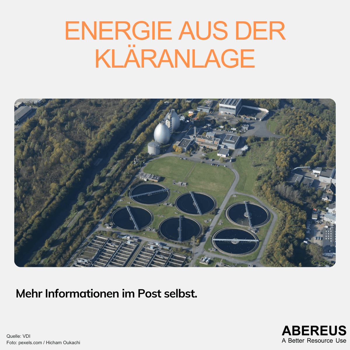 Der Blick auf ein Klärwerk von oben. Man erkennt die runden Aufbereitungsbecken sowie die Faultürme im Hintergrund. Hier wird Energie gewonnen und verbraucht.