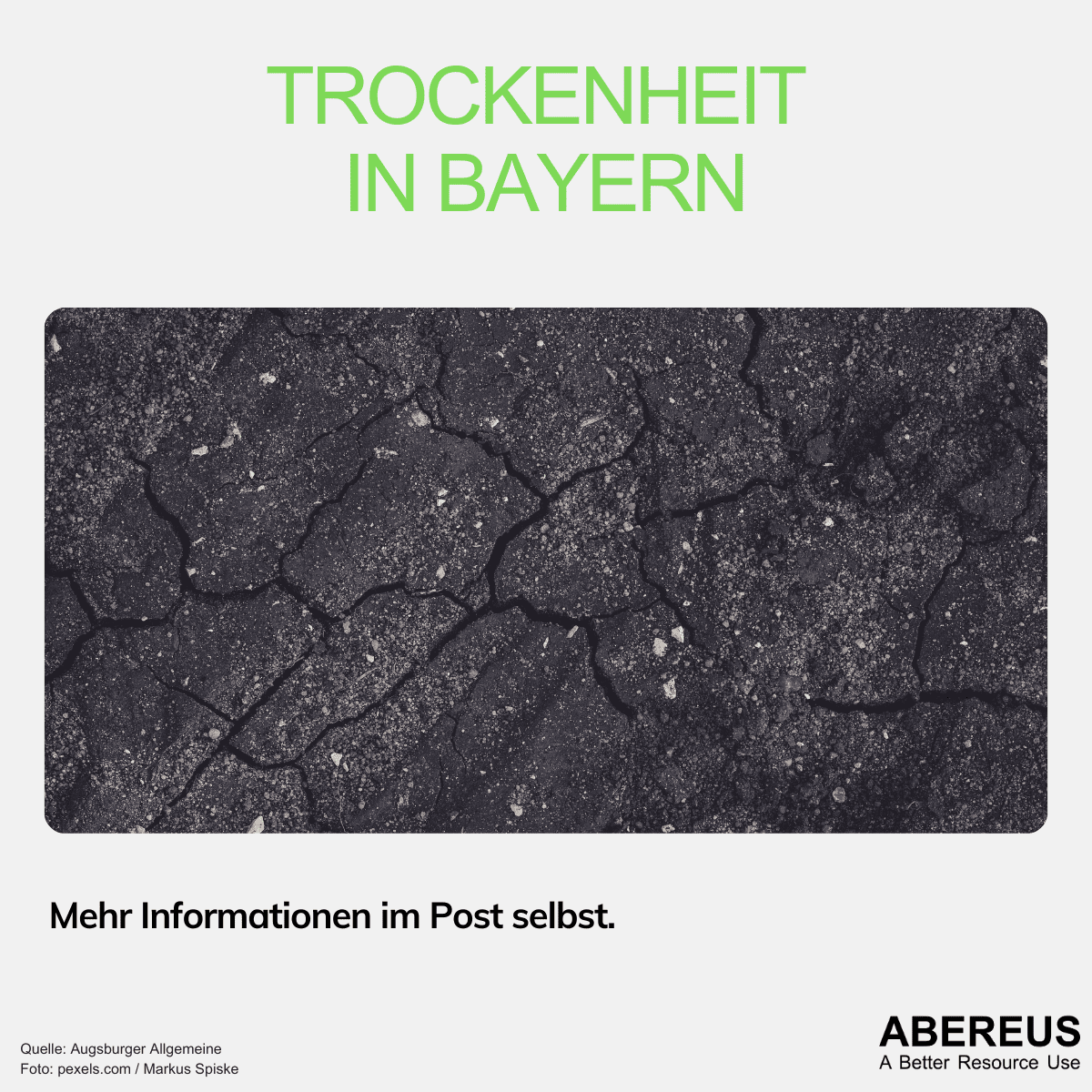 Auf dem Foto ist rissige, trockene Erde und die Überschrift lautet Trockenheit in Bayern.