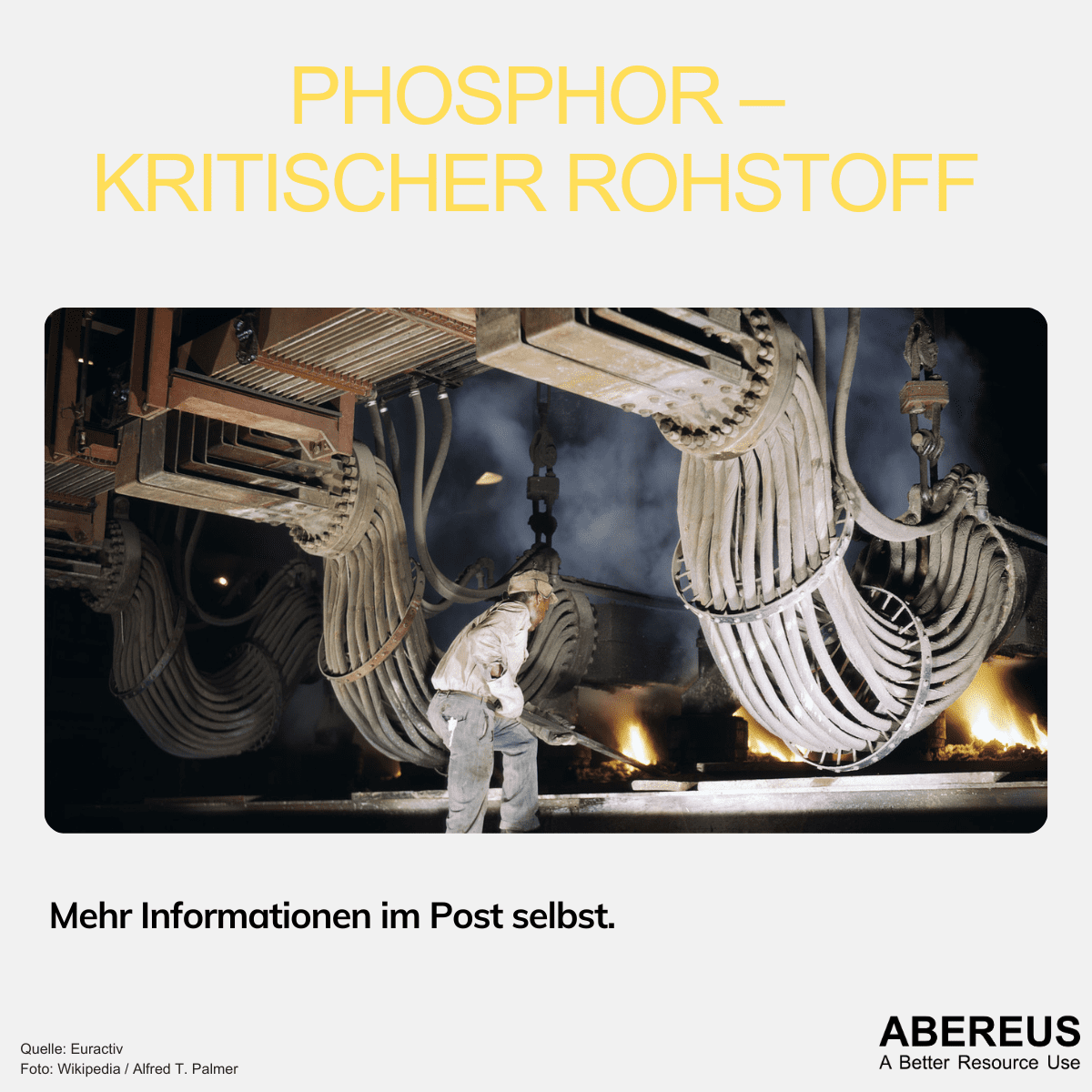 Auf dem Foto ist eine Person von hinten zusehen. Diese steht in Arbeitskleidung vor einer großen Maschine mit Öfen und vielen Kabeln. Hier wird Phosphor destilliert.