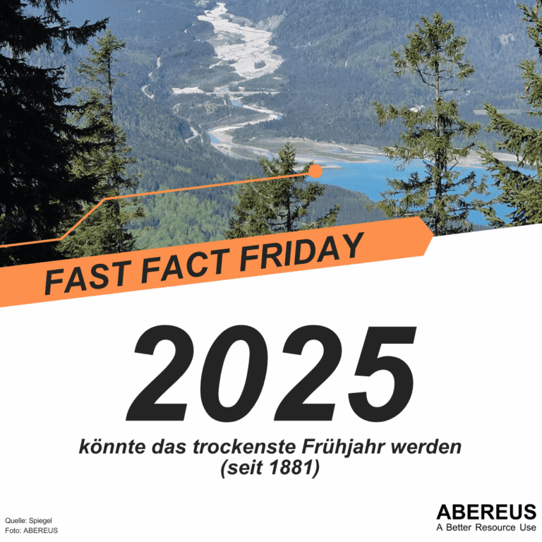 Auf dem Bild ist ein See und ein Fluss zu sehen. Bei beiden sieht man auch Teile des Bettes, da sie nicht genug Wasser tragen. Außenherum sind viele Bäume und Berge zu sehen.