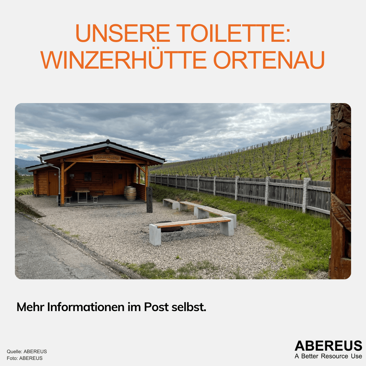 Auf dem Foto in der Mitte ist eine "Winzerhütte" mit einer überdachten Terrasse und einer Lagerfeuerstelle und Bänken davor. Im Hintergrund sind Weinberge.