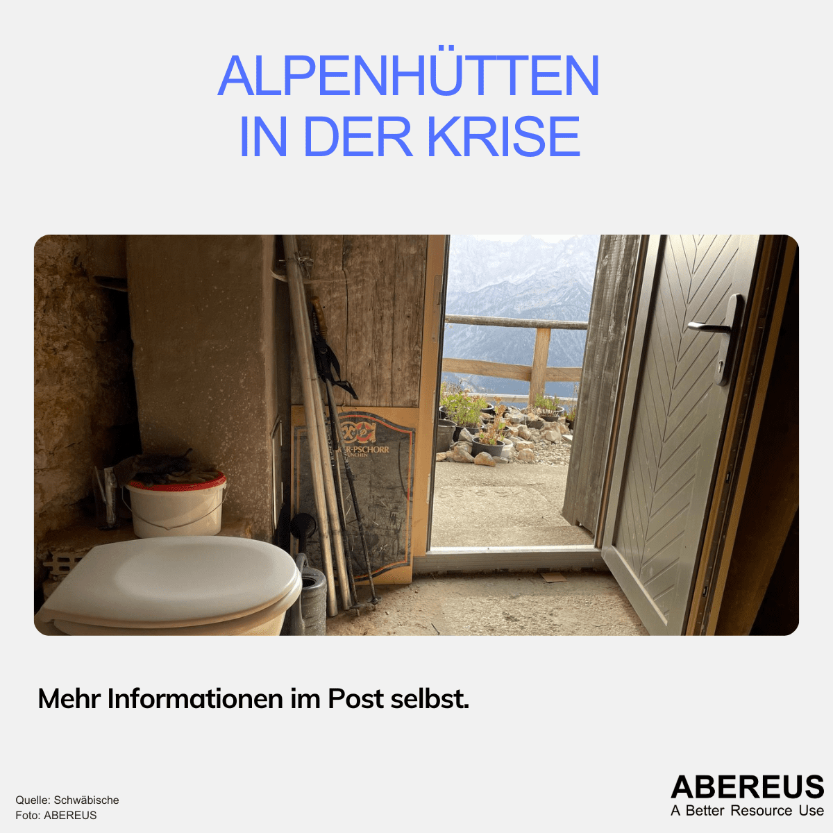 Links auf dem Foto ist eine Toilette. Rechts steht eine Türe offen und man sieht in der Ferne hohe Berge mit Schnee und Felsen. Der Raum dient als Toilettenraum und Abstellkammer.