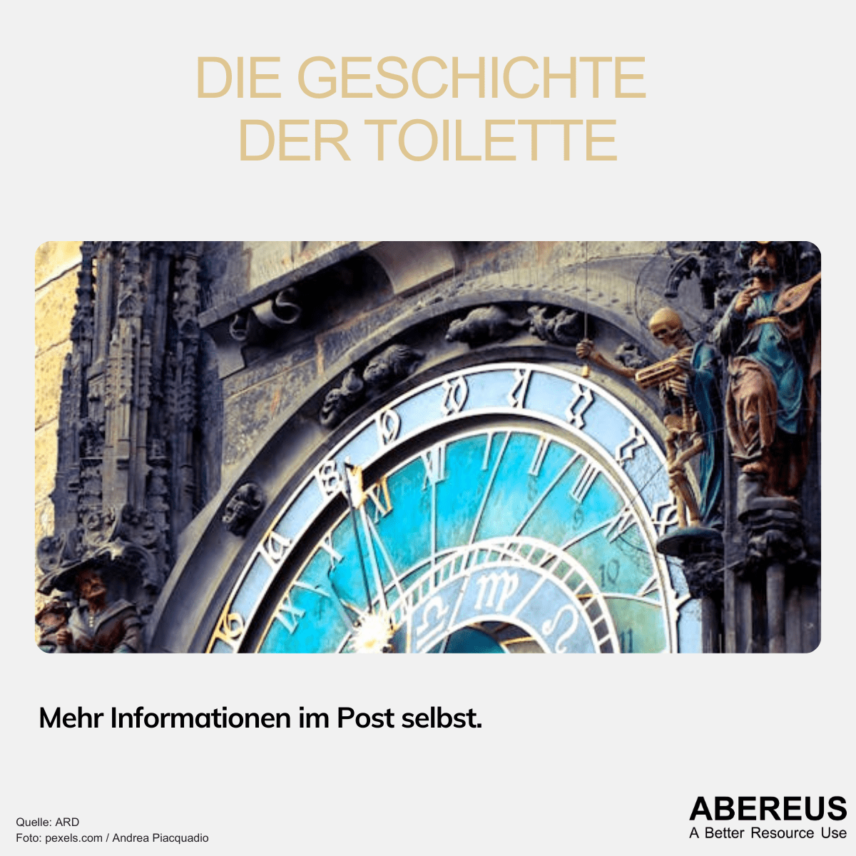 Auf dem Foto ist eine große Uhr mit einem blauen Hintergrund zu erkennen. Links und rechts sind verschiedene Staturen von Männer und einem Skelett erkennbar.