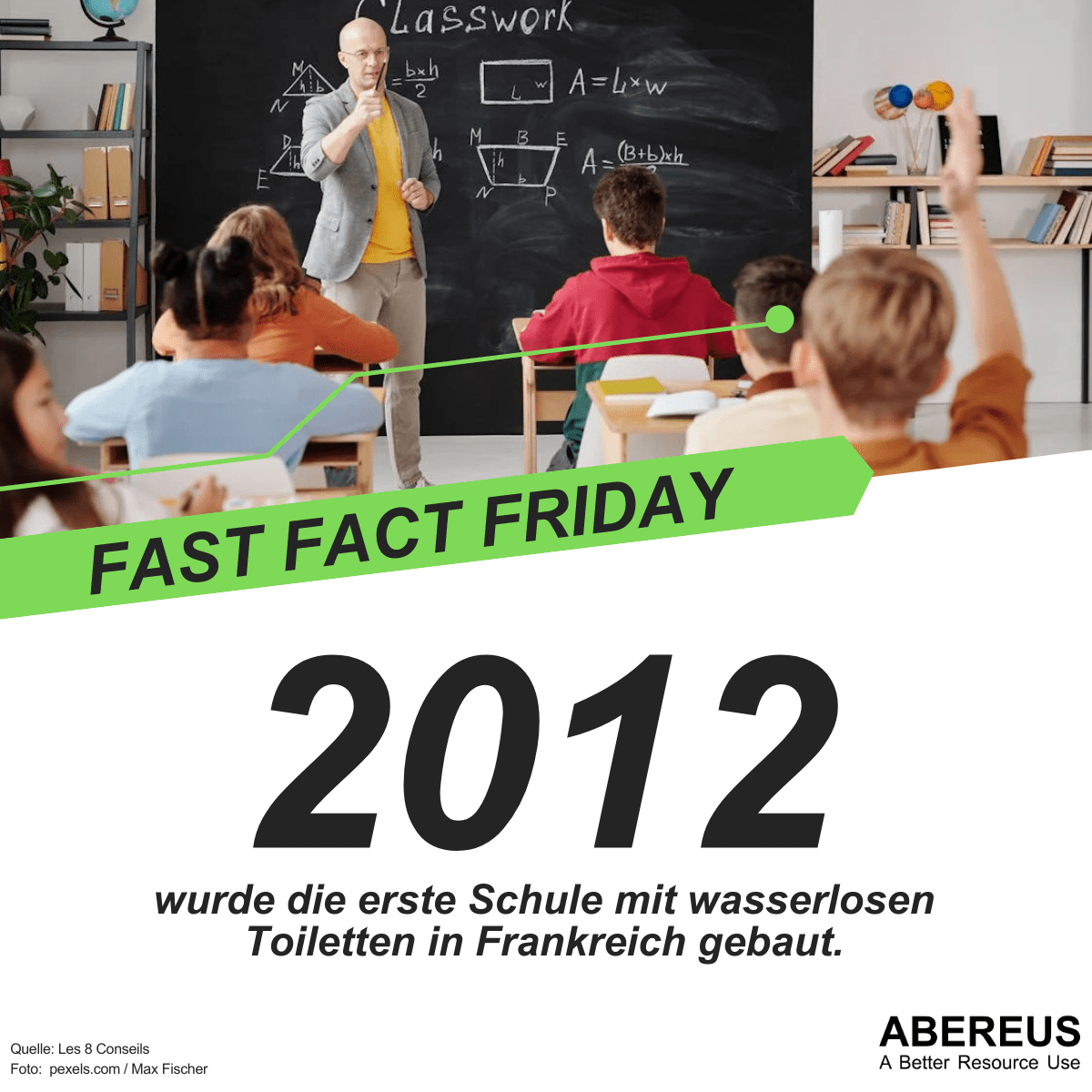 Unter dem Foto eines Klassenzimmers mit einem Lehrer an der Tafel steht "2012 wurde die erste Schule mit wasserlosen Toiletten in Frankreich gebaut."