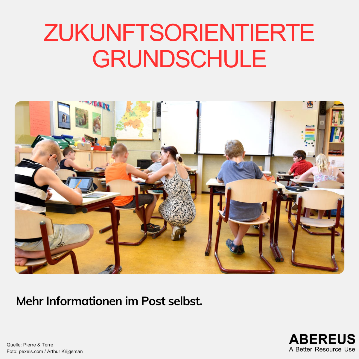 Zukunftsorientierte Grundschule steht über einem Foto von Kindern, die in einem Klassenzimmer sitzen und lernen. Sie schreiben, haben aber auch Bildschirme auf ihren Plätzen.