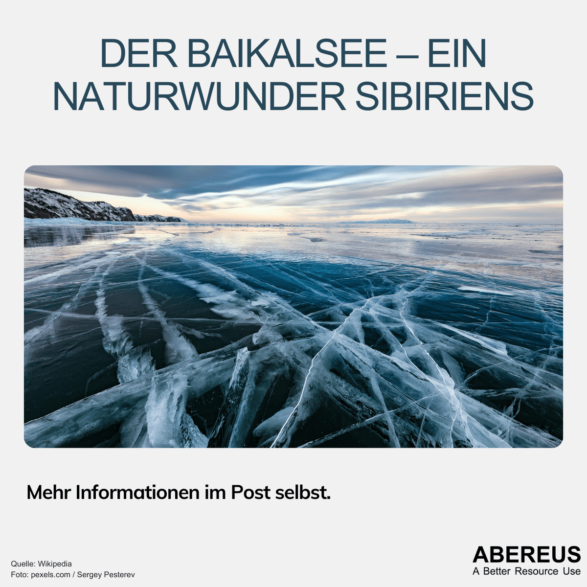 Auf dem Foto ist eine von Eis bedeckter See zu erkennen. Das Eis ist tief und hat starke Risse. Die Überschrift lautet Der Baikalsee - Ein Naturwunder Sibiriens
