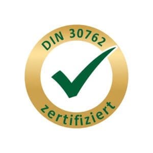 Das Bild zeigt einen grünen Haken in der Mitte und einen goldenen Kreis außenherum, der DIN 30762 zertifiziert beinhaltet.