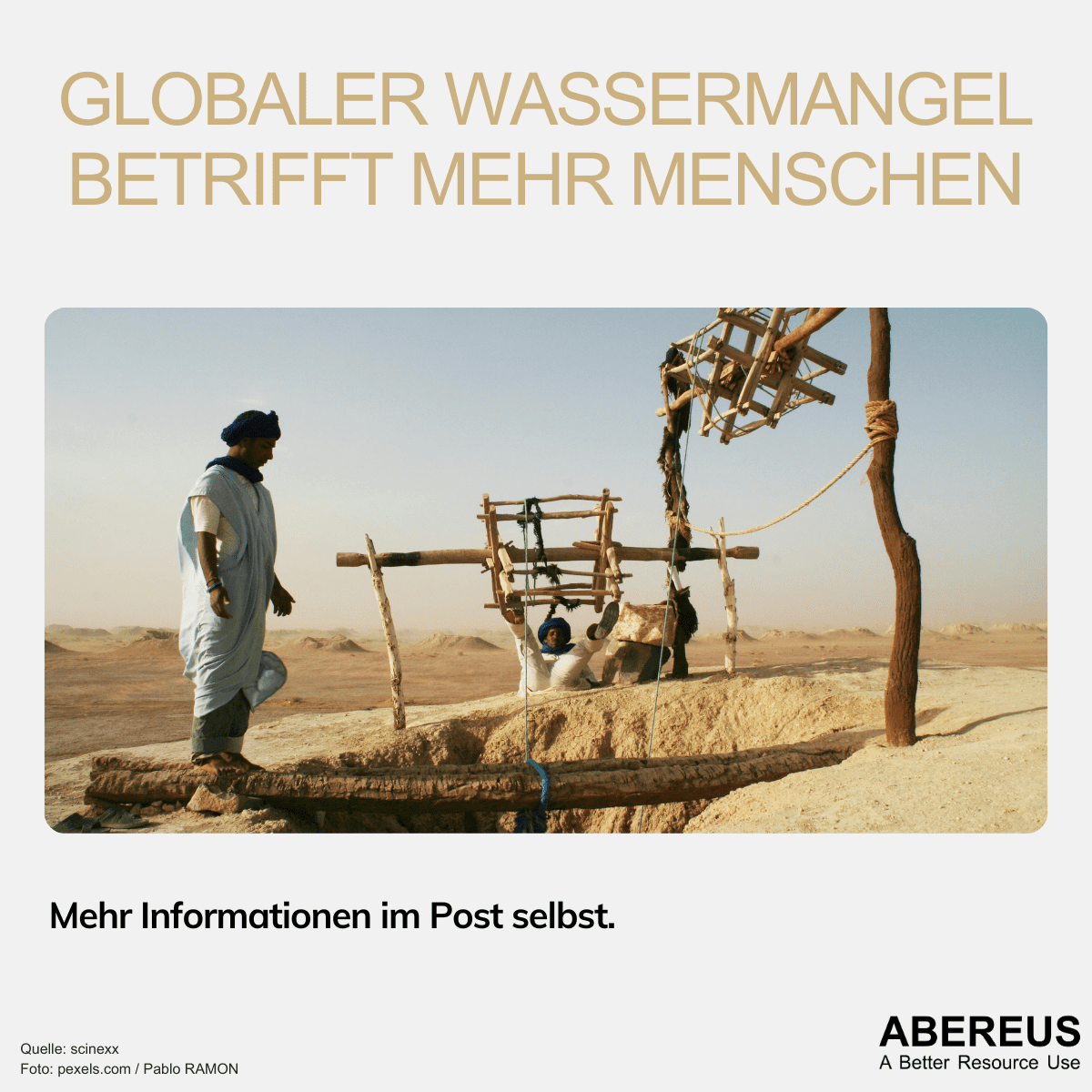 Auf dem Foto sind zwei Männer zu erkennen. Sie sind mitten in der Wüste. Vor Ihnen ist ein Loch im Boden und eine Holzkonstruktion um diese Loch.