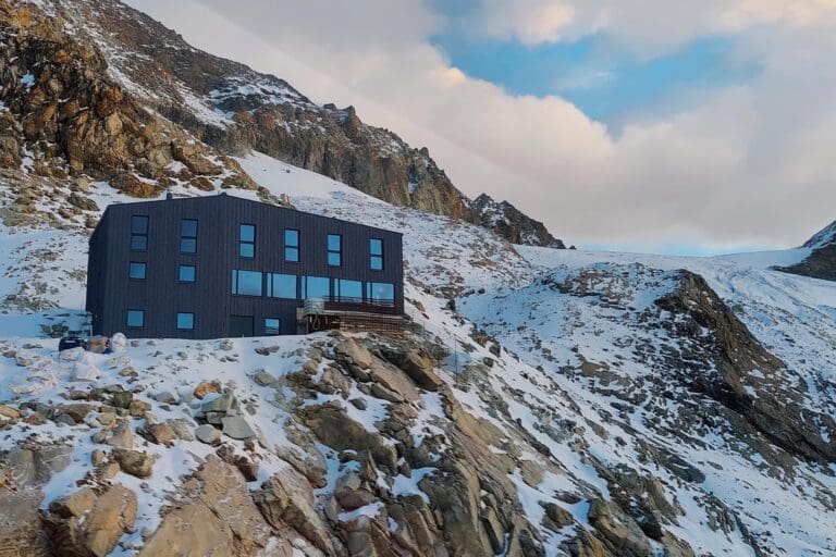 Auf dem Foto ist ein Haus in einem Berg mit Schnee.