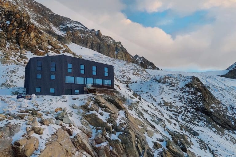 Auf dem Foto ist ein Haus in einem Berg mit Schnee.
