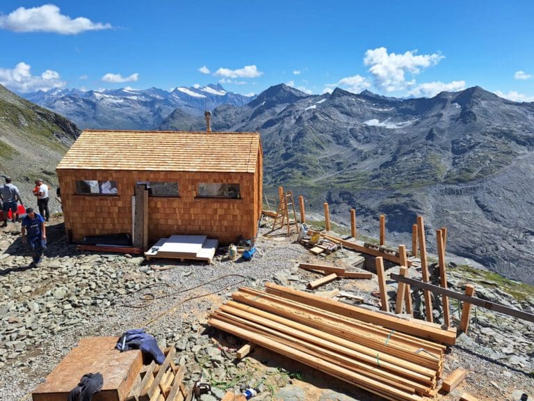 Ein Foto vom Bau der Neuen Prager Hütte im hochalpinen Raum rund um den Großvenediger.
