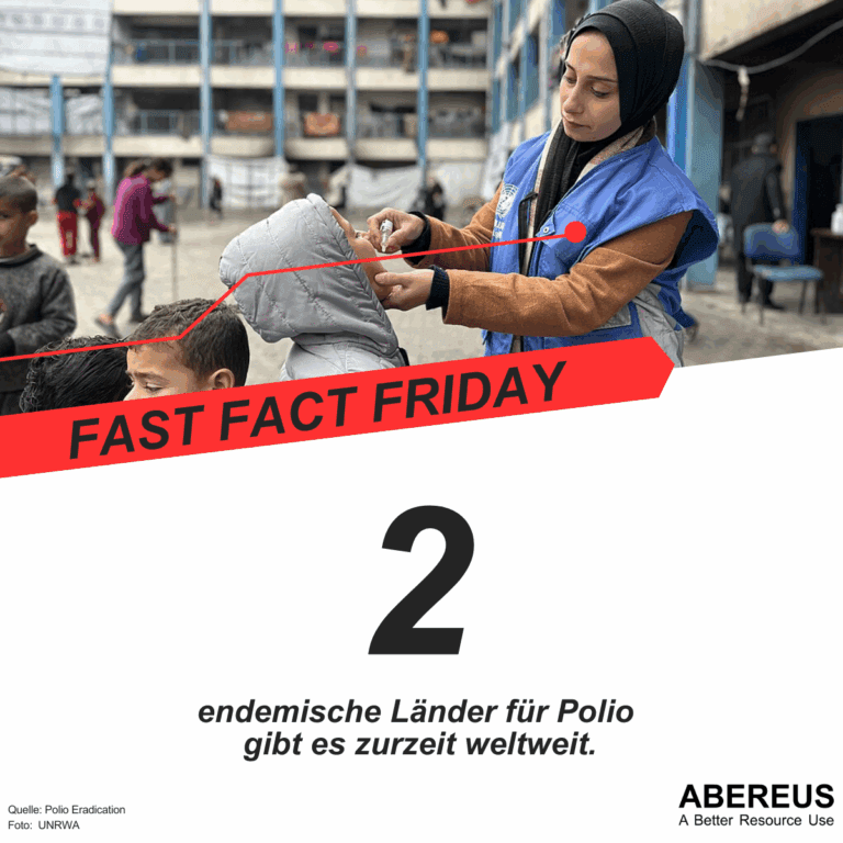 Das Bild zeigt eine Frau mit Kopftuch, die einem Kind eine Schluckimpfung verabreicht. Darunter steht, dass es noch 2 endemische Länder für Polio zurzeit weltweit gibt.