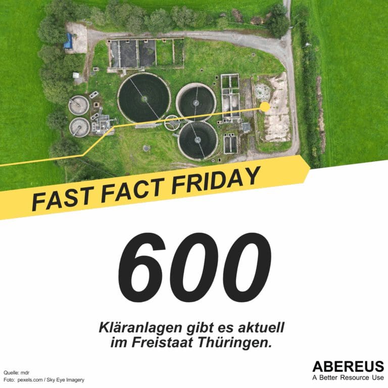 Auf dem Bild ist ein Klärwerk im Grünen zu sehen. Darunter steht dass es 600 Kläranlagen im Freistaat Thüringen aktuell gibt.