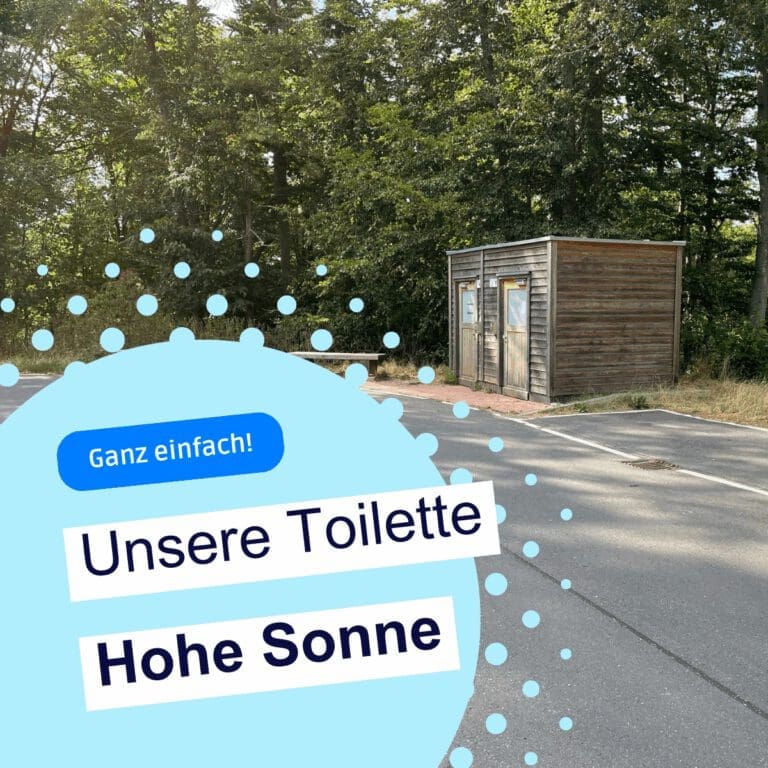 Auf dem Bild ist unsere Toilettenanlage an der Hohen Sonne bei Eisenach im Hintergrund. Davor steht "ganz einfach" und "Unsere Toilette Hohe Sonne" in einem hellblauen Kreis.