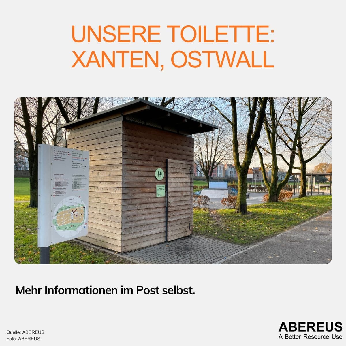 Auf dem Bild ist "Unsere Toilette: Xanten, Ostwall" zu sehen. Dahinter ist ein Spielplatz und eine Skateanlage und Park außenherum. In der Ferne sieht man die Häuser von Xanten.
