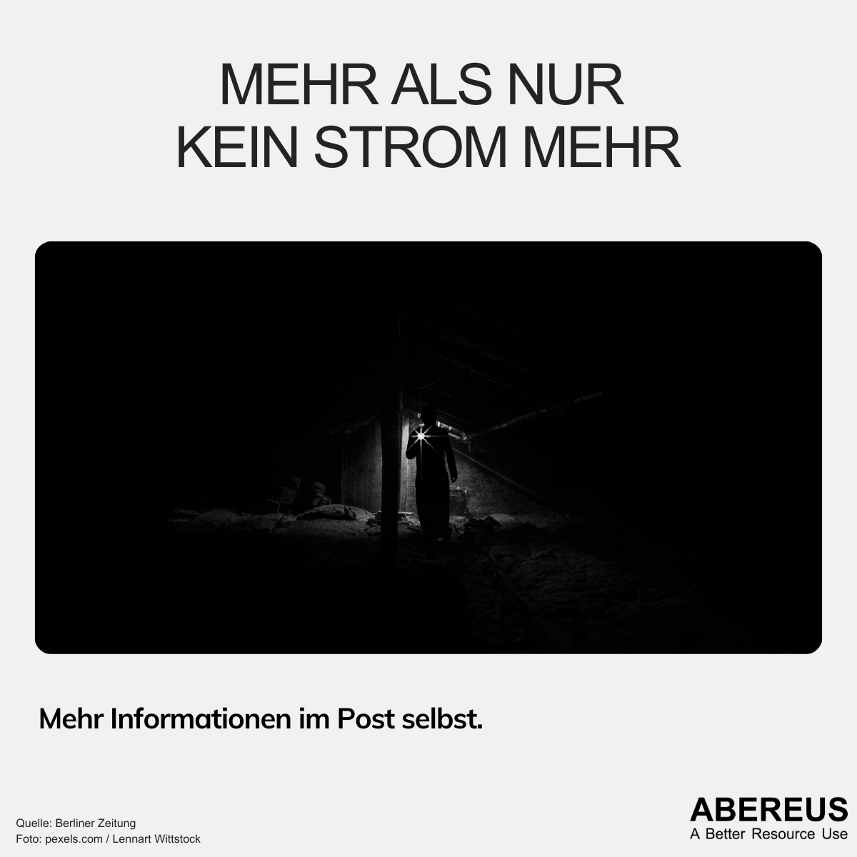 Auf dem Bild steht "Mehr als nur kein Strom mehr" und darunter ist ein sehr dunkles Foto, wo man noch leicht eine Straße und einen Mann mit einer Taschenlampe in der Hand erkennt.