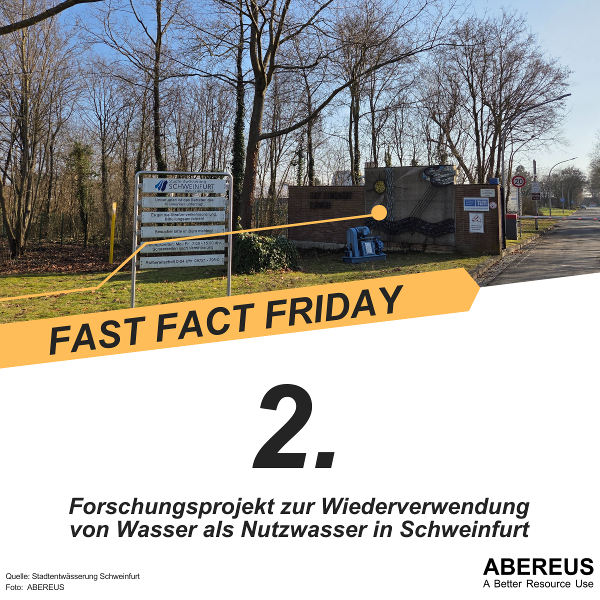 Auf dem Bild ist ein Foto mit dem Eingang einer Kläranlage zu erkennen. Man sieht im Hintergrund die Faultürme und ein Gewächshaus. Davor sind Bäume und ein Schild Stadtentwässerung Schweinfurt sowie TUM. Darunter steht 2. Forschungsprojekt zur Wiederverwendung von Nutzwasser in Schweinfurt.