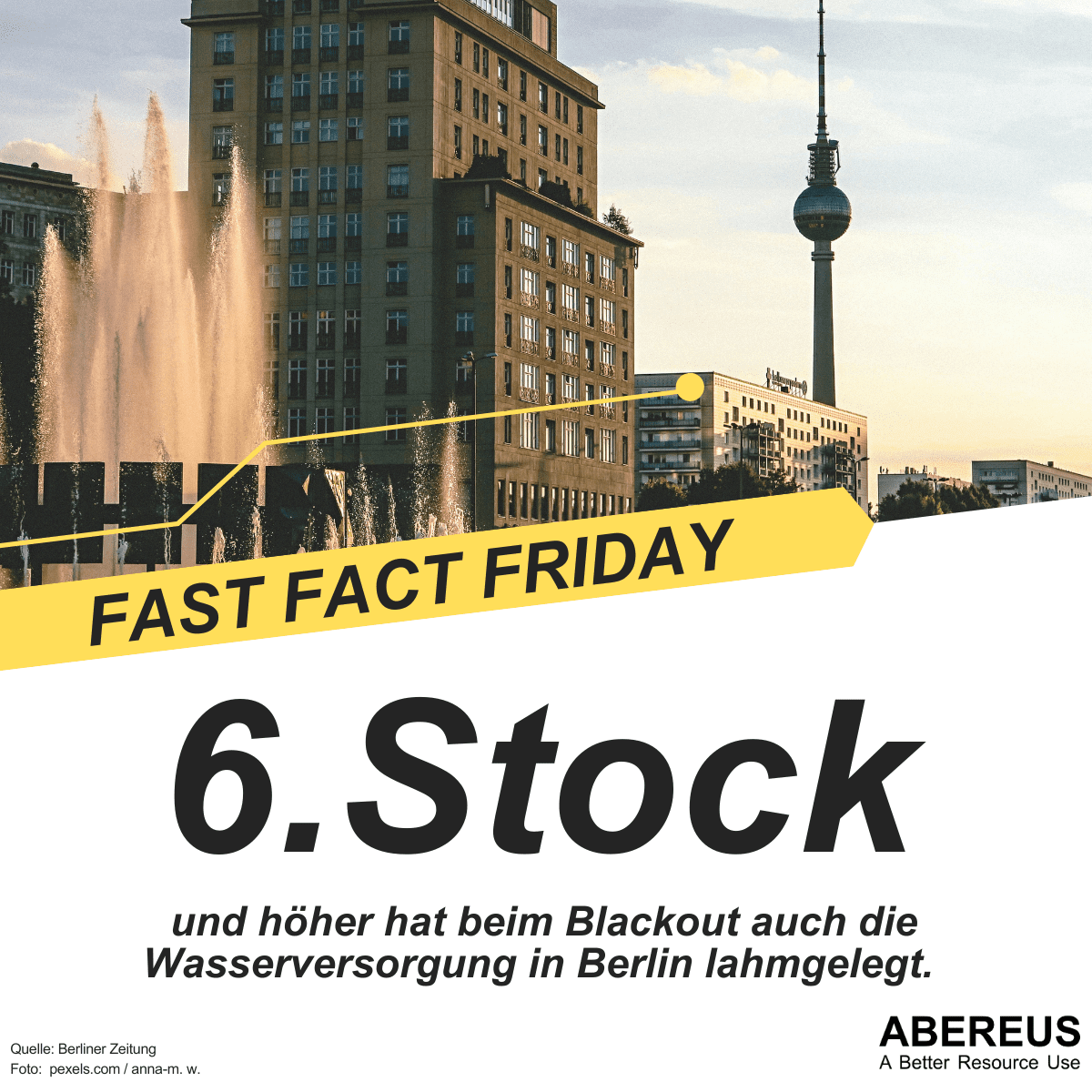 Auf dem Bild ist ein mehrstöckiges Gebäude im Vordergrund und dahinter sieht man den Alexanderturm in Berlin. Darunter steht, dass ab dem 6. Stock der Blackout in Berlin auch die Wasserversorgung lahmgelegt hat.