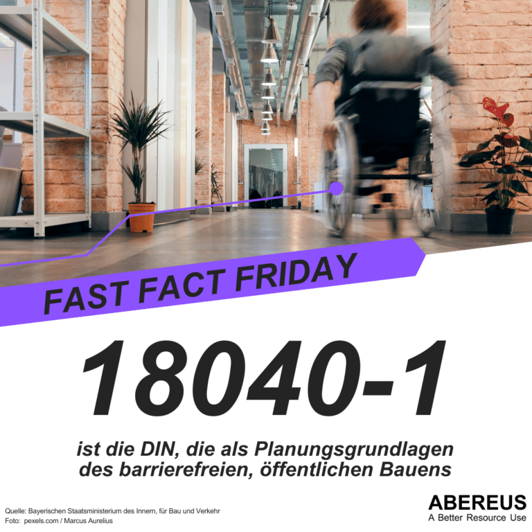 Auf dem Bild steht "18040-1, ist die DIN, die als Planungsgrundlagen des barrierefreien, öffentlichen Bauens." Darüber ist ein Foto mit eine Rollstuhlfahrerin in eine Gebäude.