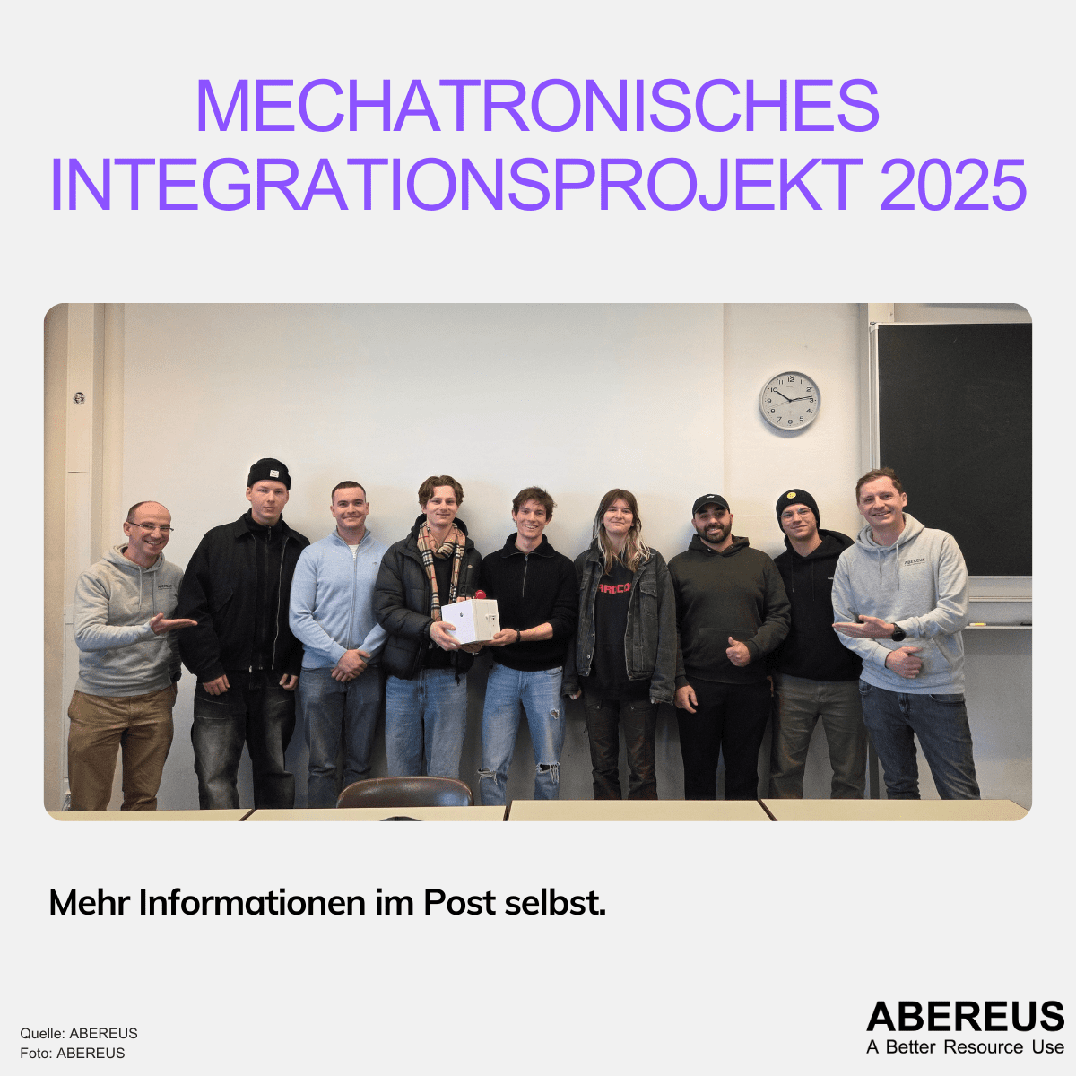 Auf dem Bild steht über einem Foto "Mechatronisches Integrationsprojekt 2025". Auf dem Foto sind Florian Wackermann und Jan Ilzig zusammen mit sieben Studenten und ihrem Projekt.