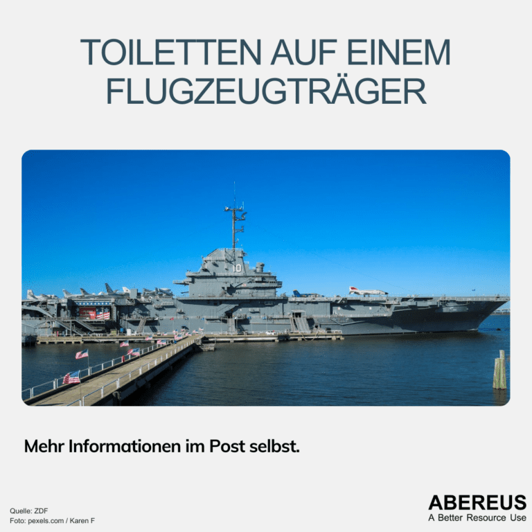 Auf dem Bild ist ein US-Flugzeugträger im Hafen zu erkennen. Darüber steht Toiletten auf einem Flugzeugträger.