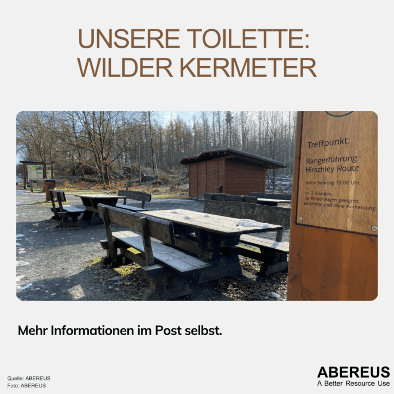 Über dem Foto steht "Unsere Toilette: Wilder Kermeter". Darunter ist ein Foto von einem Rastplatz mit einer Toilettenanlage von ABEREUS und einem Schild für den Treffpunkt zur Rangerführung "Hirschley".